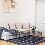 Minimalist Urban Escape - アパート