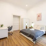 Minimalist Urban Escape - ブダペスト