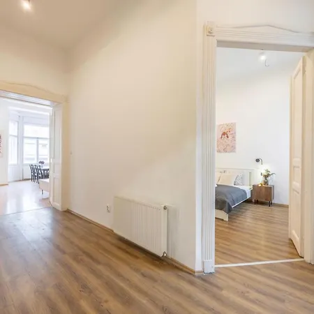 Apartamento Luxe Minimalist Urban Escape -