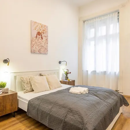 Luxe Minimalist Urban Escape - * Budapest