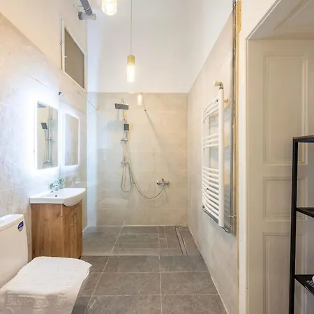 Luxe Minimalist Urban Escape - Apartamento Budapest