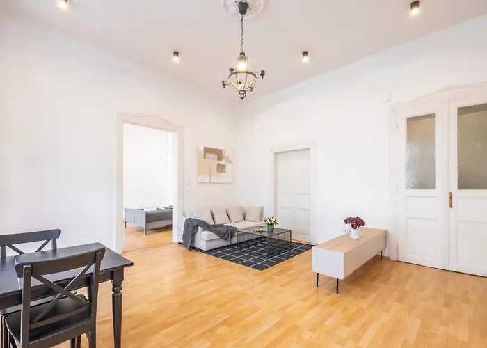 Luxe Minimalist Urban Escape - 부다페스트