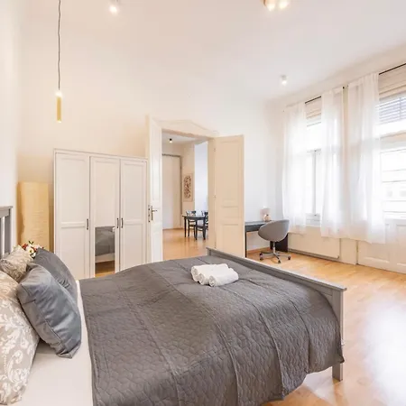 Luxe Minimalist Urban Escape - *